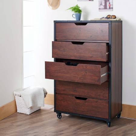 Дно тумбы оснащено изящными колесиками.